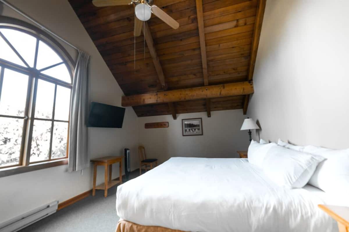 Desk, iron/ironing board, free WiFi, bed sheets