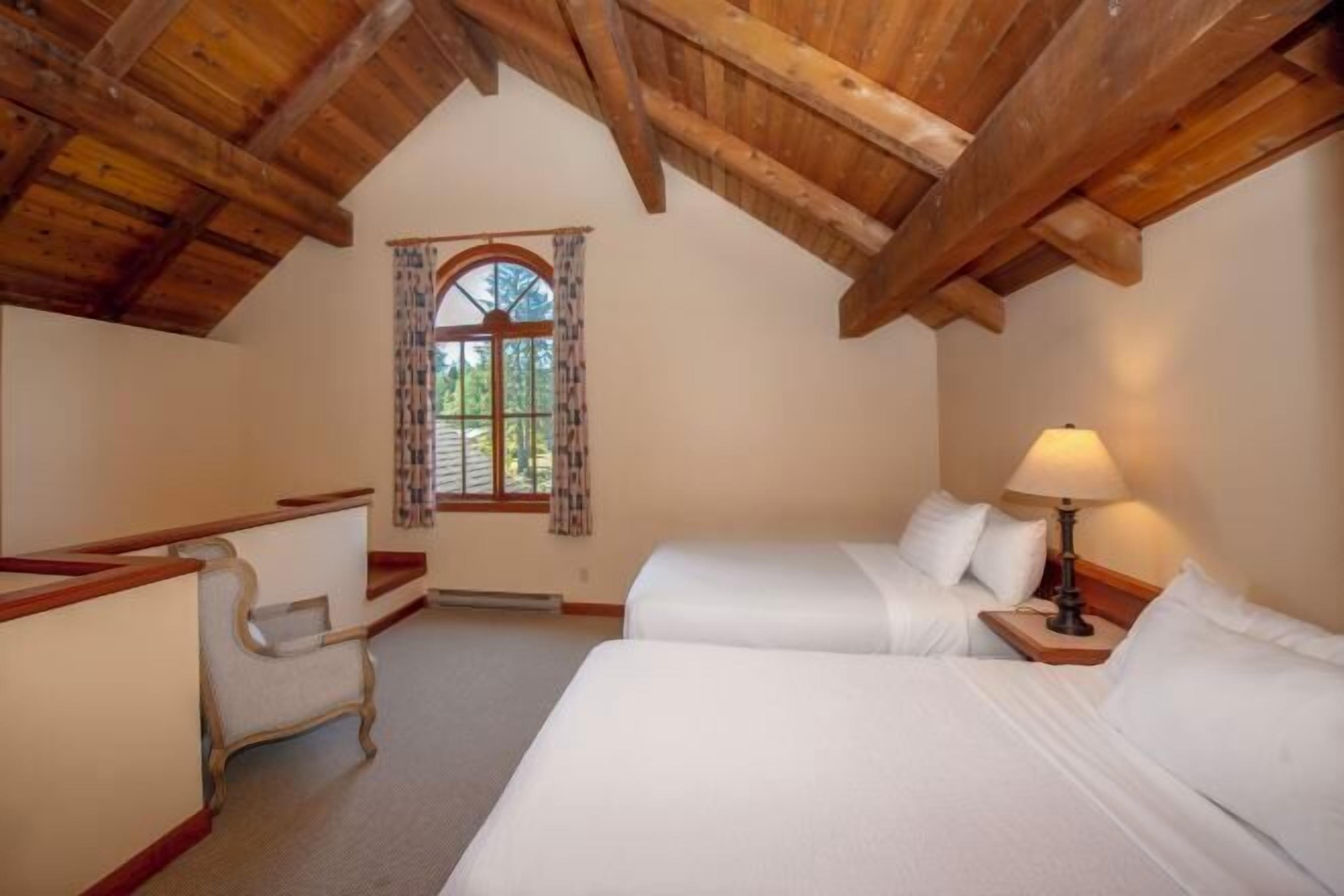 特色家居、办公桌、笔记本电脑工作区、熨斗/熨衣板