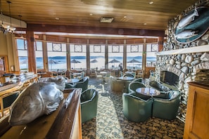 Pub, ocean views, open daily - Painter's Lodge (Campbell River)