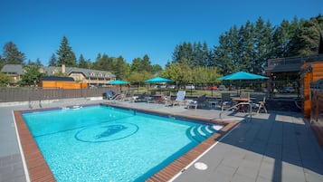 Una piscina al aire libre de temporada