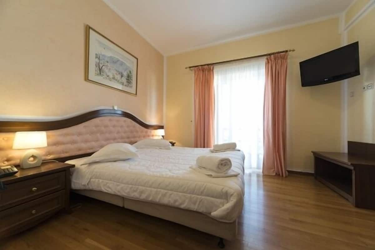 Ropa de cama de alta calidad y caja de seguridad en la habitación