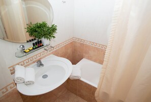 Superior Double Room, Sea View | Bathroom | Free toiletries, hair dryer, bathrobes, slippers - Delphi Palace (Delphi)