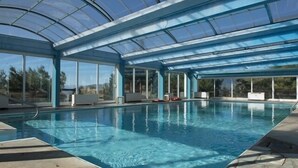 Piscine extérieure, chaises longues