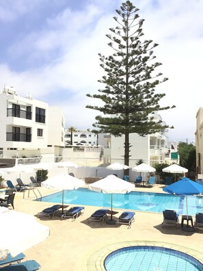 2 piscines extérieures, parasols, chaises longues