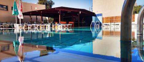 2 piscines extérieures, parasols de plage, chaises longues