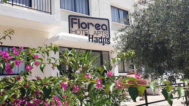 Une enseigne d’hôtel portant le nom « Florea Hotel Apts Hadjis ».