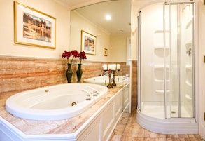 Yellow Room at Chiltern Inn B&B | Bathroom | Shower, free toiletries, towels