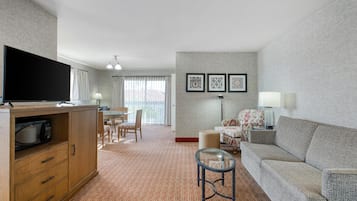 Muebles diferentes, escritorio y espacio para trabajar con laptop