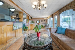 Lobby - SureStay Hotel by Best Western Camarillo (Camarillo)