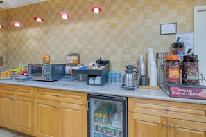 Free continental breakfast - SureStay Hotel by Best Western Camarillo (Camarillo)