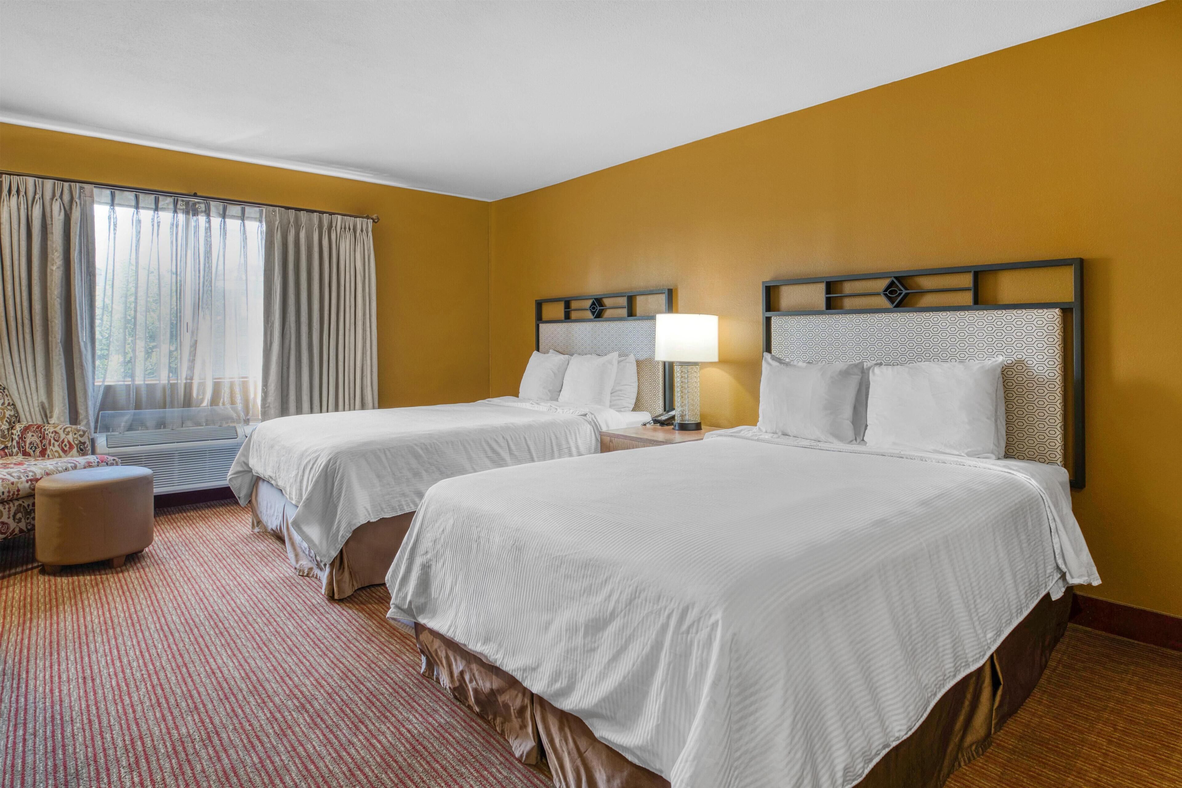 標準客房, 2 張加大雙人床, 非吸煙房, 冰箱和微波爐 | 布置獨特、書桌、筆電工作空間、熨斗/熨衣板