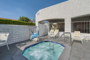 Outdoor pool - SureStay Hotel by Best Western Camarillo (Camarillo)