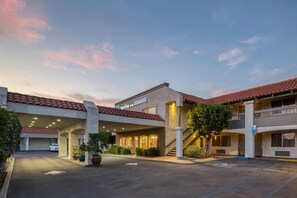 Exterior - SureStay Hotel by Best Western Camarillo (Camarillo)