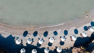 Am Strand, Liegestühle, Sonnenschirme, Strandtücher