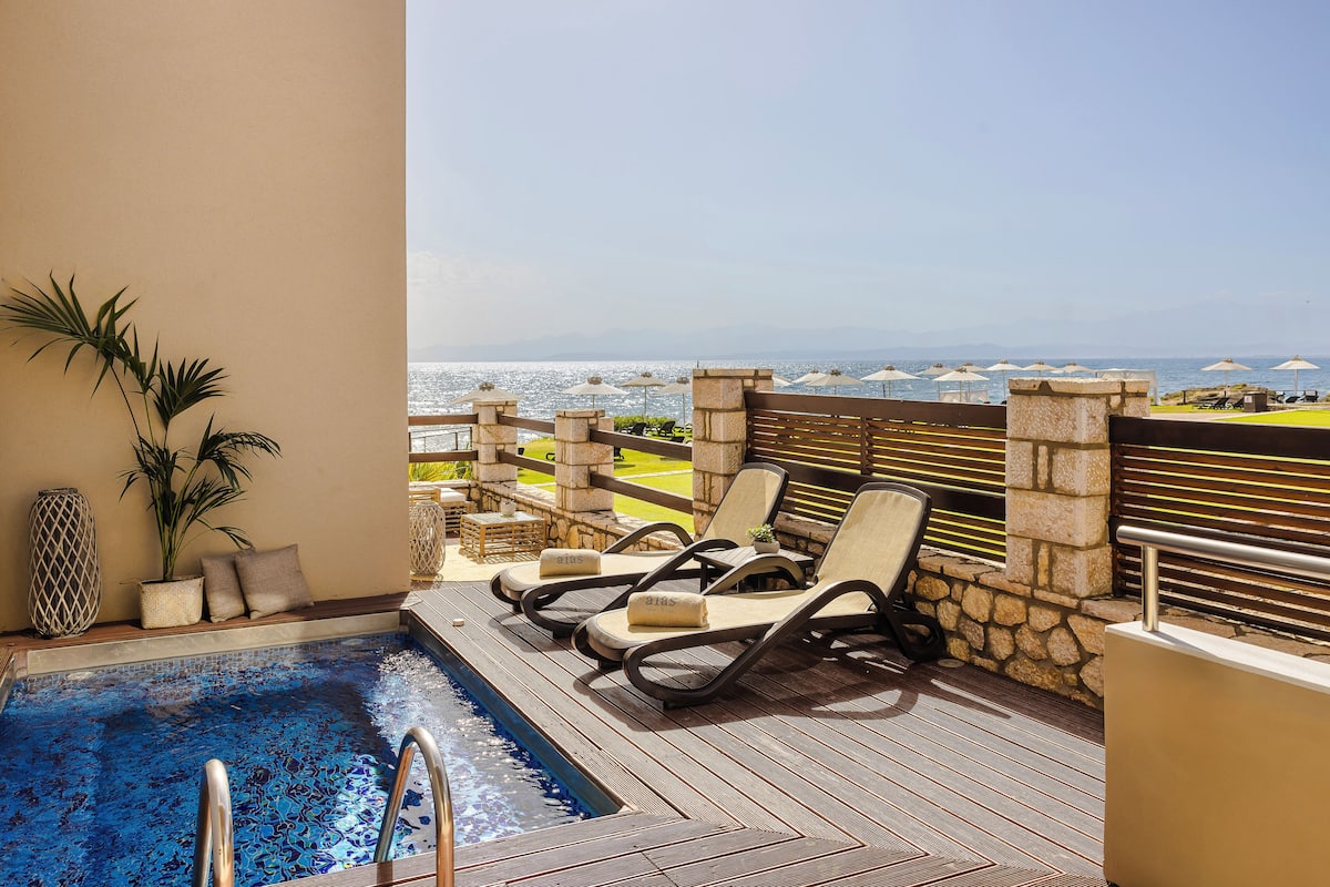 Honeymoon Suite, Multiple Beds, Jetted Tub | Balcony view