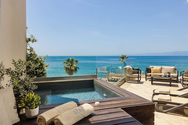 Signature Suite with Sea View and outdoor Jet Tub | Terrace/patio