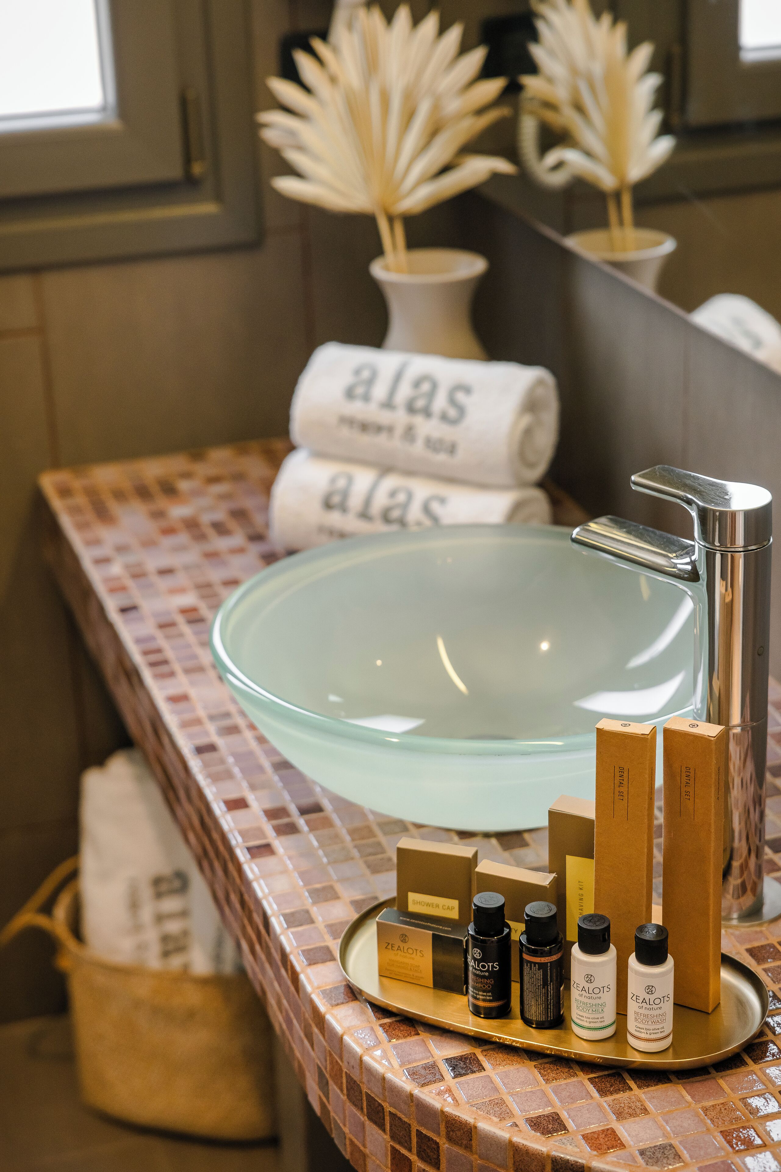 executive suite with outdoor jet tub | bathroom | free toiletries, hair dryer, bathrobes, towels