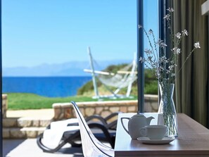 Junior-sviitti, merinäköala | Ylelliset vuodevaatteet, minibaari, tallelokero huoneessa, työpöytä