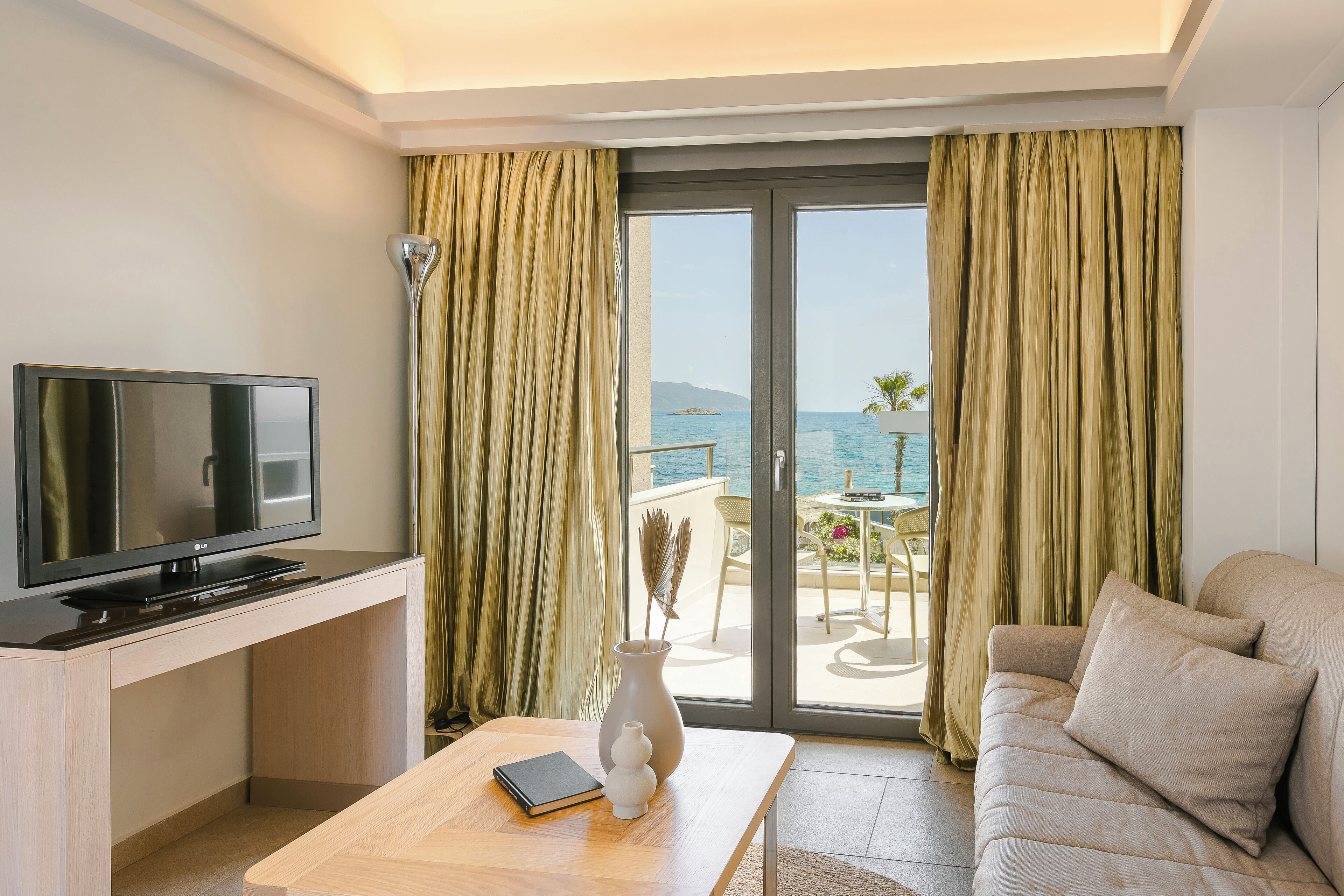 Suite senior, vista al mar | Área de sala de estar | Televisión LCD 