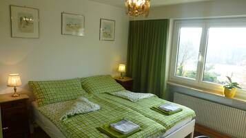 Tweepersoonskamer, gemeenschappelijke badkamer | Een minibar met enkele gratis items, een kluis op de kamer