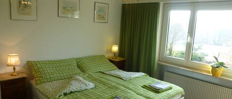 Chambre Double, salle de bains commune | Mini-bar avec articles gratuits, coffres-forts dans les chambres