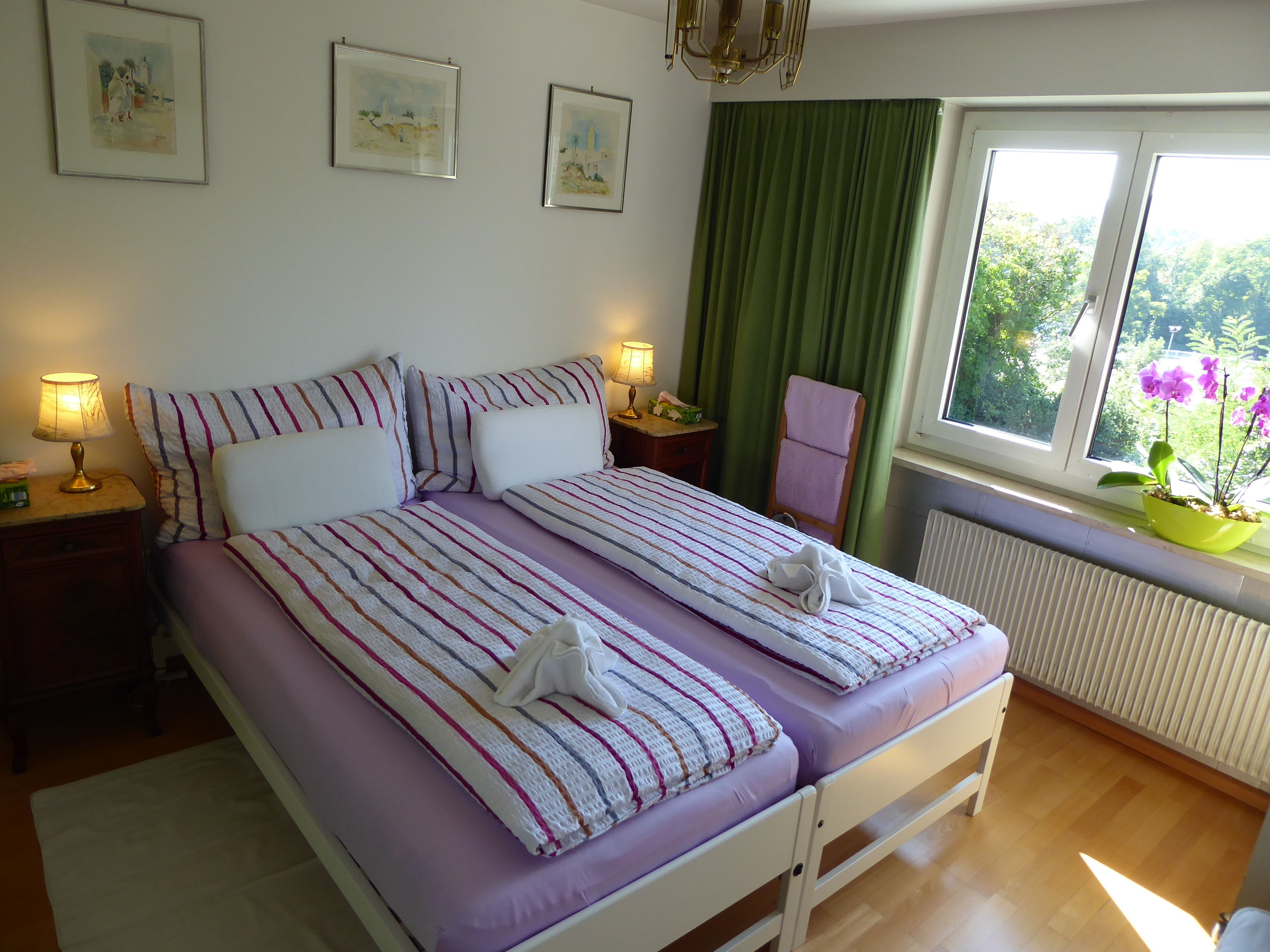 مأكولات ومشروبات مجانية في الميني بار وخزنة داخل الغرفة