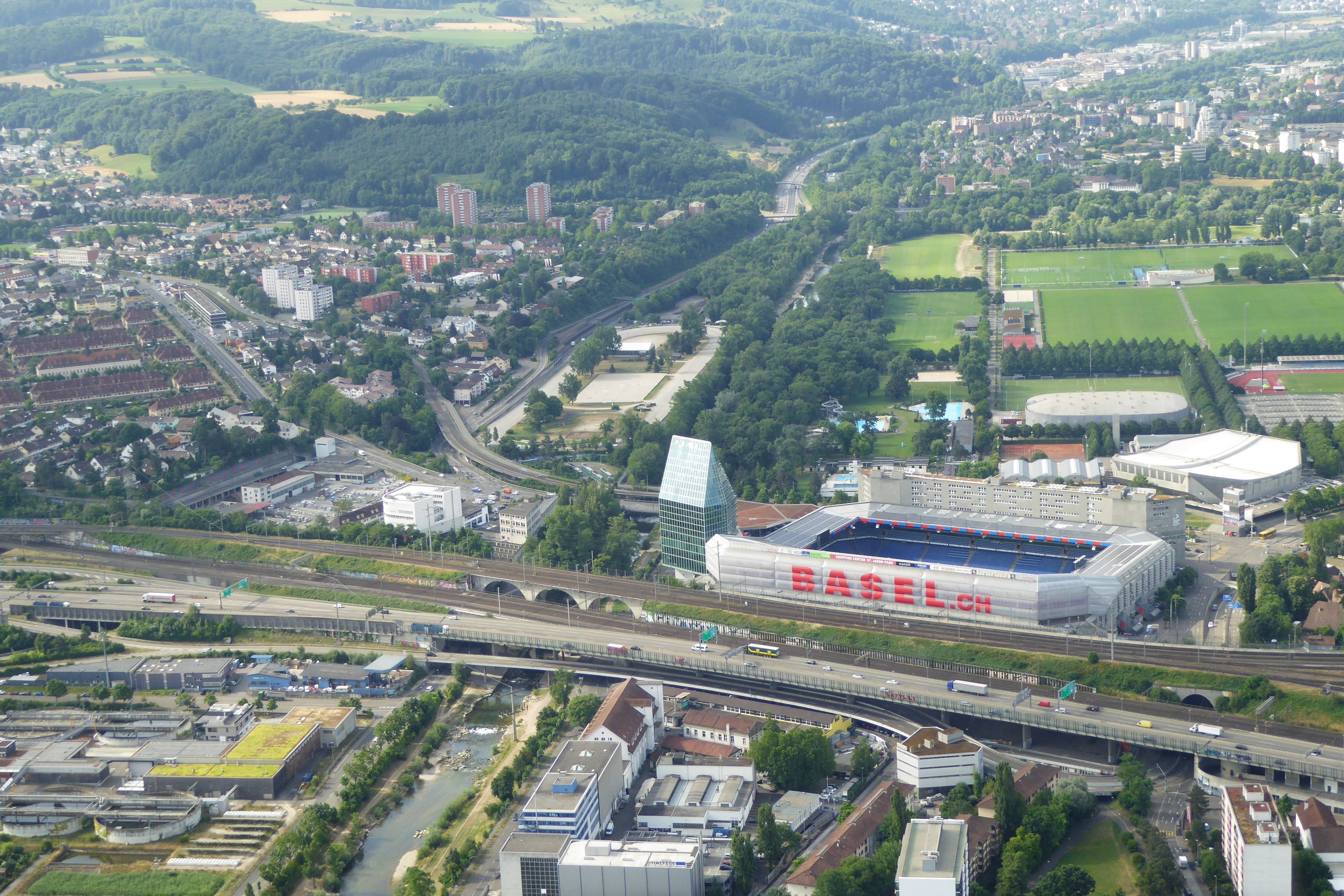 Ein großes Stadion mit einem auffälligen 