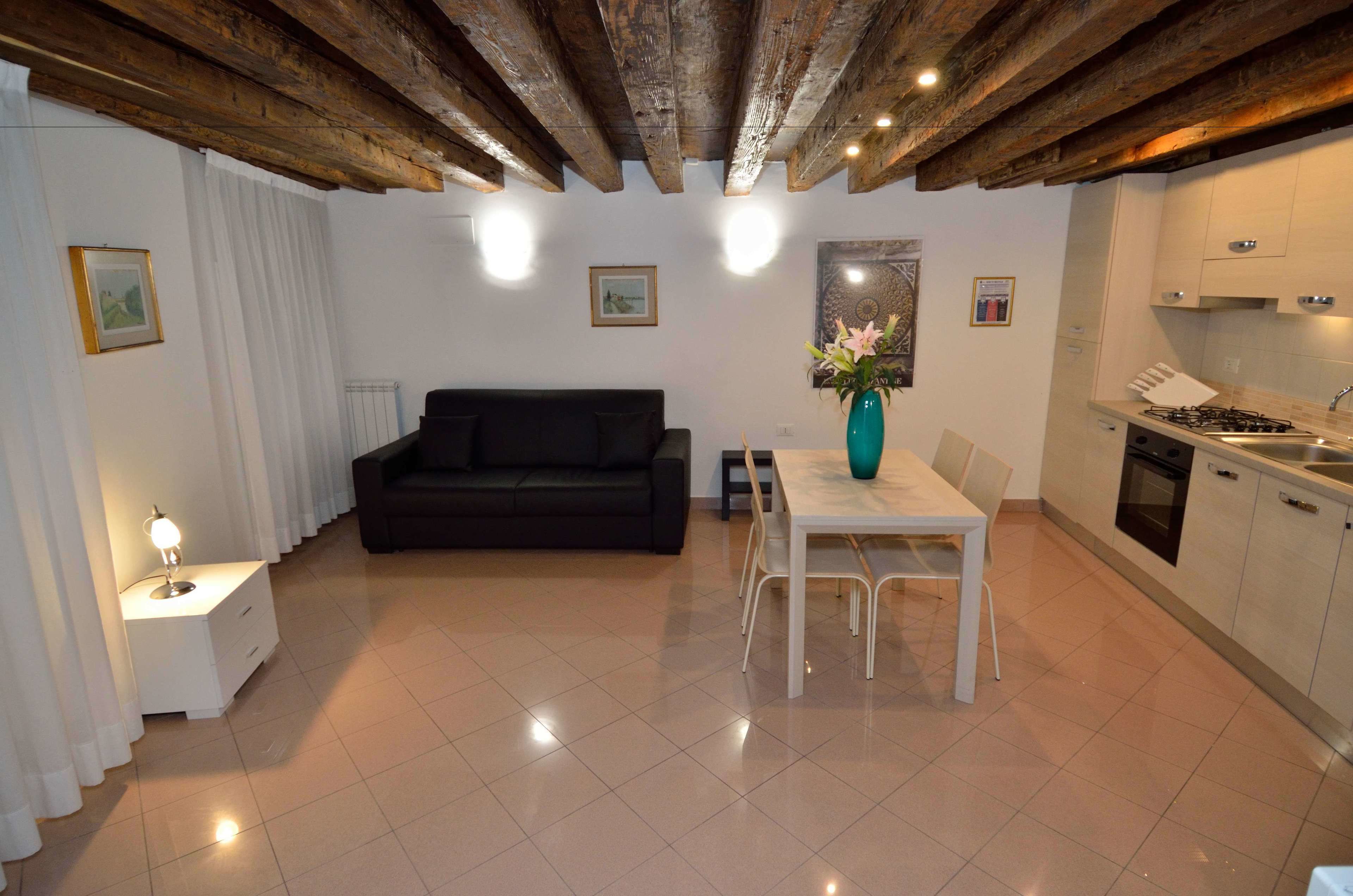 Eine moderne Wohnung mit Wohnbereich, Essbereich und Küche.