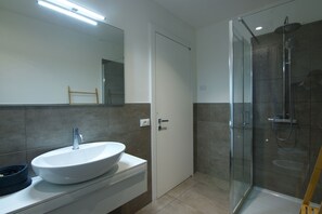 Apartemen, 2 kamar tidur (Calle del Mondo Novo) | Kamar mandi | Pancuran hujan, pengering rambut, handuk, dan sabun
