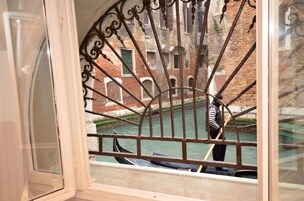 Una gondola in un canale con vista su edifici storici.