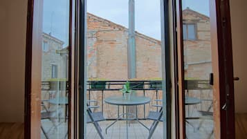 ์ํํธ, ์นจ์ค 2๊ฐ, ํ
๋ผ์ค (Calle Lunga Santa Maria Formosa) | ํ
๋ผ์ค/ํํฐ์ค