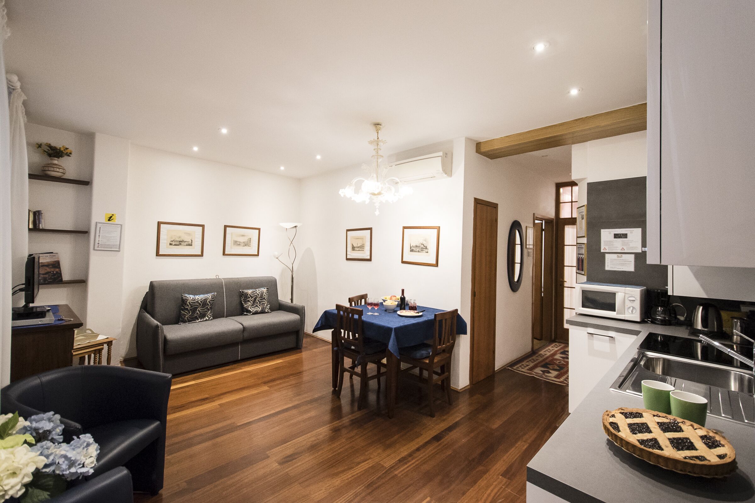 Un salon moderne comprenant un coin repas, une cuisine et un canapé.