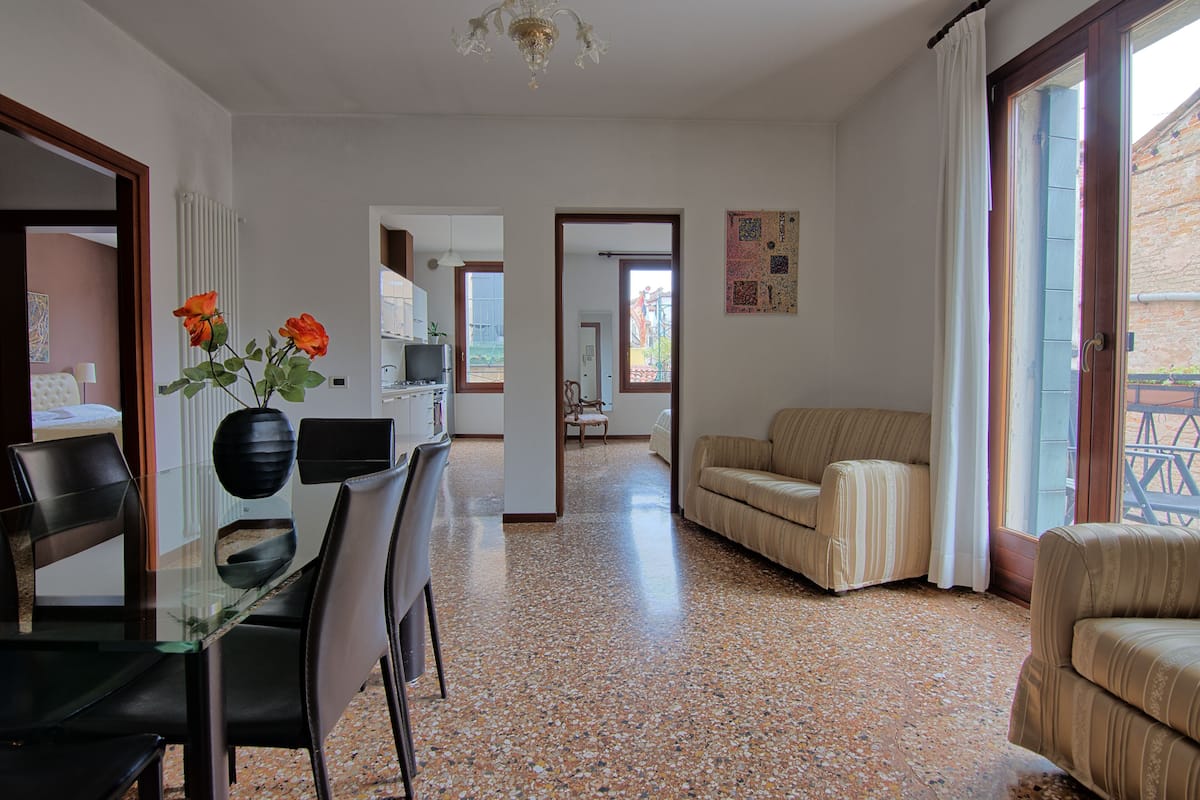 Apartment, 2 Schlafzimmer, Terrasse (Calle Lunga Santa Maria Formosa) | Wohnbereich