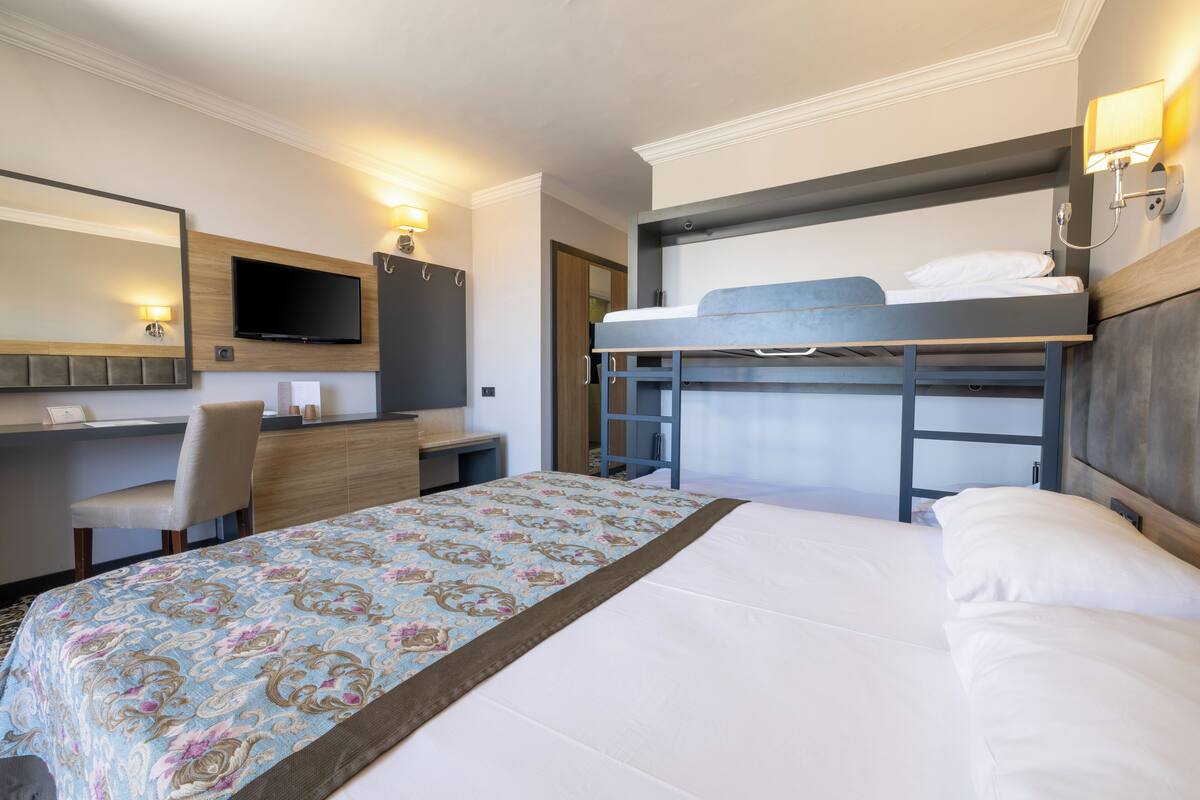 Premium bedding, minibar (free items), in-room safe, desk
