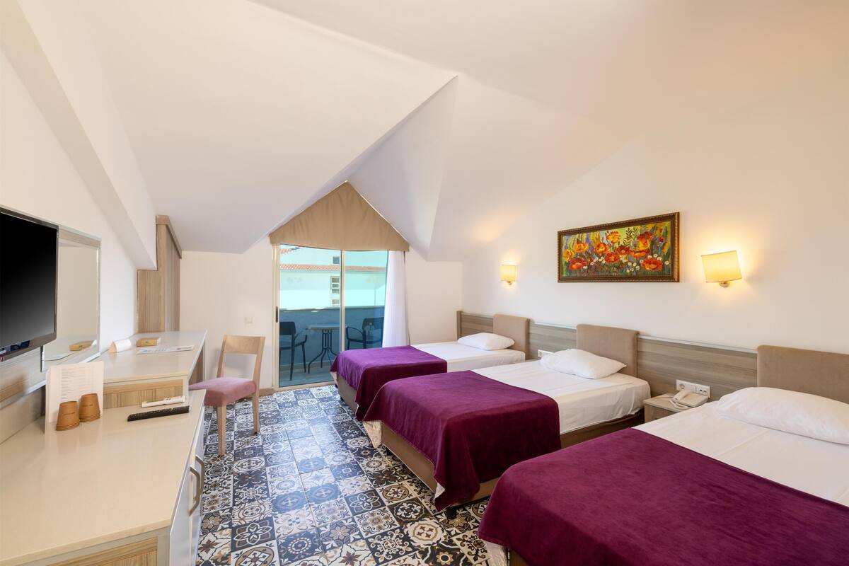 Standard Room | Premium bedding, minibar (free items), in-room safe, desk