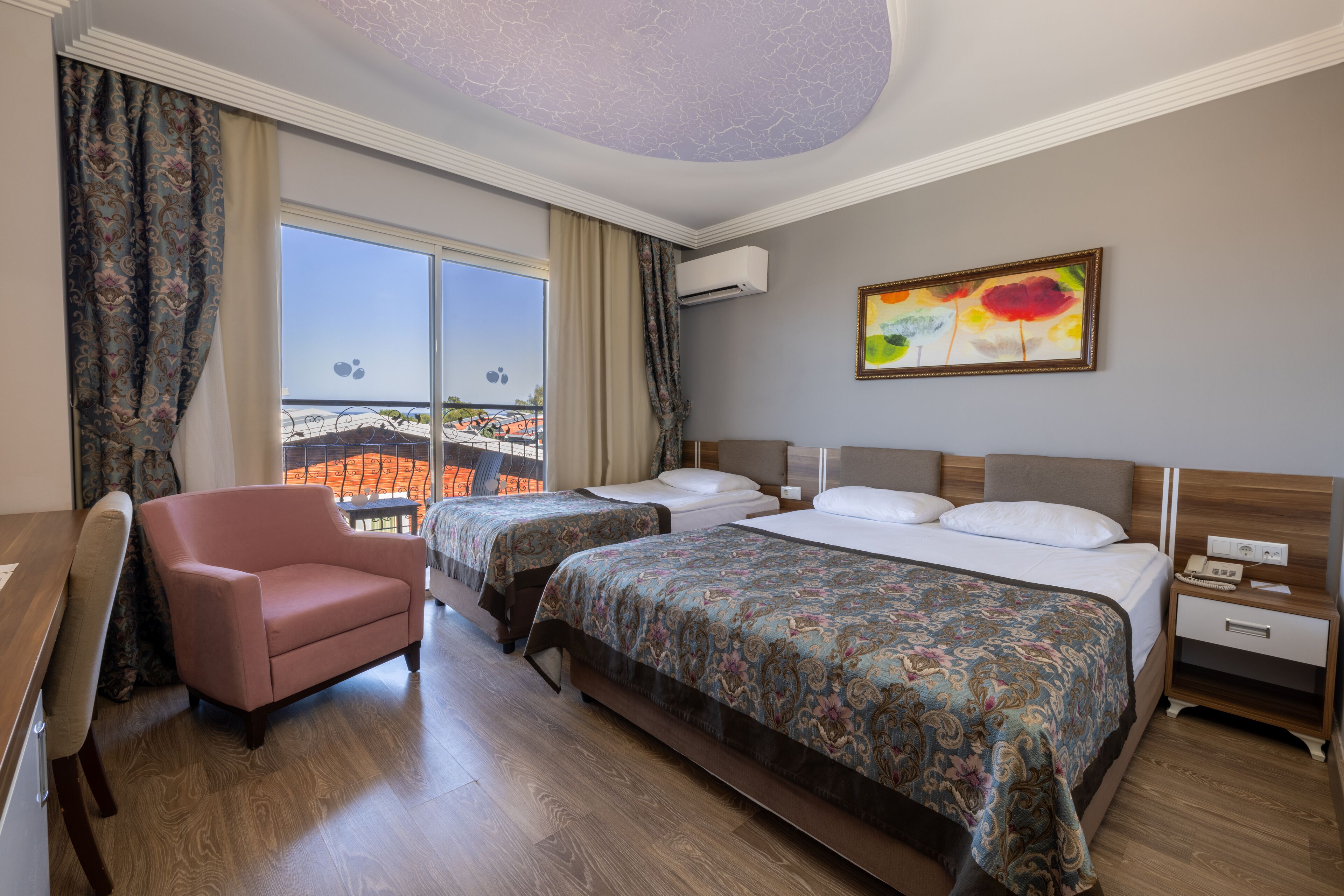 高級寝具、ミニバー (無料)、セーフティボックス (室内)、デスク