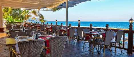 4 restaurantes; se sirven desayunos, almuerzos y cocina internacional