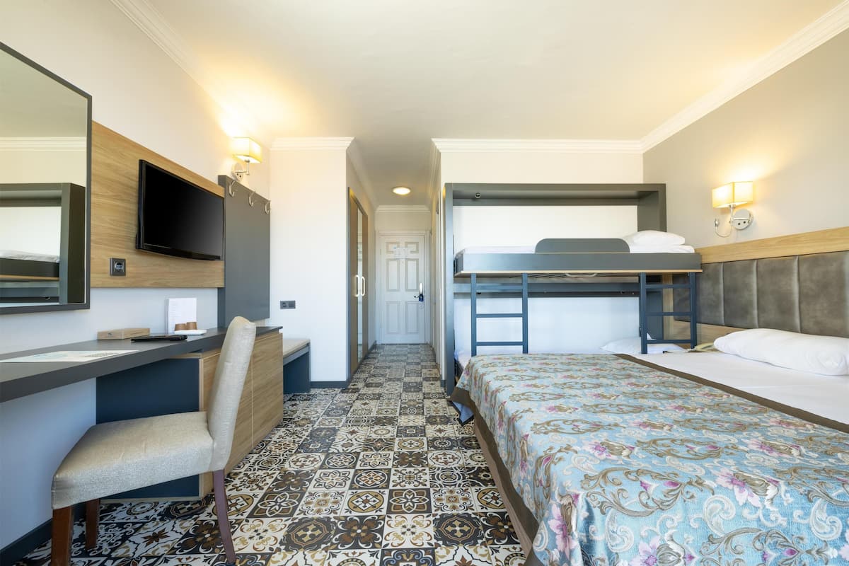 Standard Room Bunk Bed | 高級寝具、ミニバー (無料)、セーフティボックス (室内)、デスク