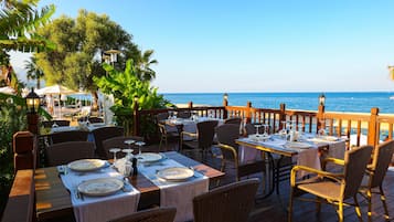 4 restoran; kahvaltı, öğle yemeği ve akşam yemeği sunulur