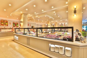 4 间餐厅，供应早餐、午餐和晚餐，国际美食