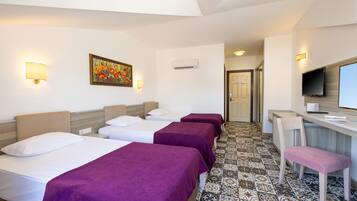 Standaard kamer | Luxe beddengoed, een gratis minibar, een kluis op de kamer, een bureau