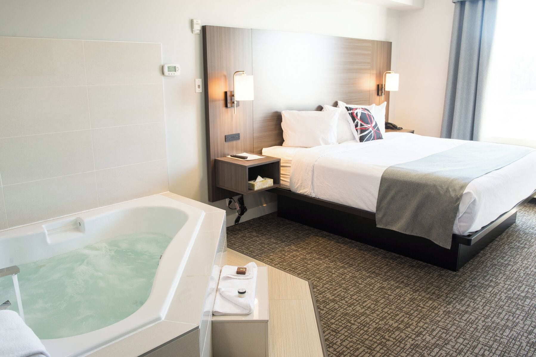 Romantische kamer | Luxe beddengoed, pillowtop-bedden, een bureau, geluiddichte muren