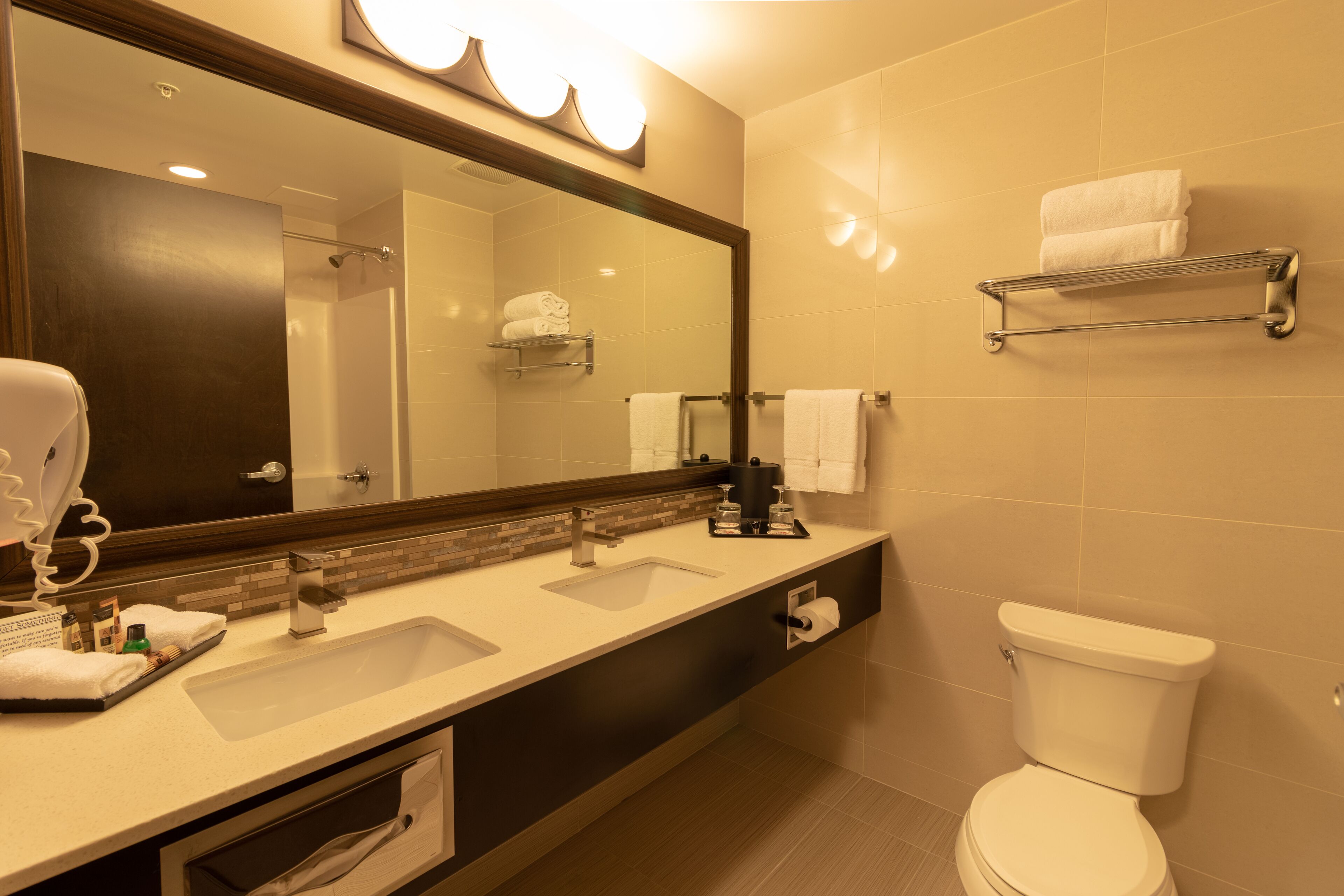 romantic room | bathroom | combined shower/bathtub, deep-soaking bathtub, free toiletries
