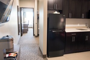 تلفزيون بلازما بحجم 46-بوصة يعرض قنوات تلفزيونية رقمية، تلفزيون