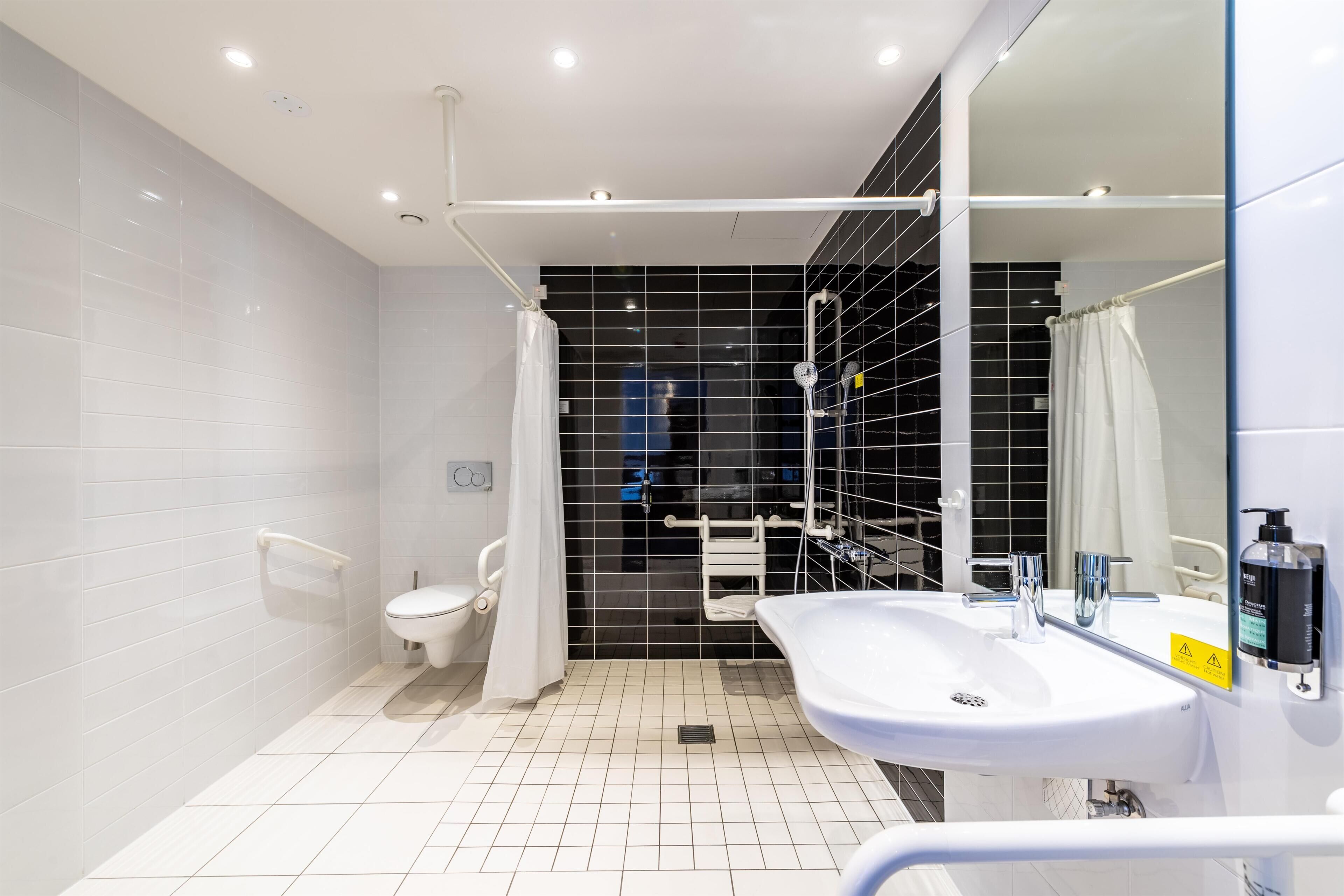 Tweepersoonskamer, rolstoeltoegankelijke douche | Rolstoeltoegankelijke badkamer