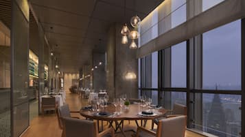 3 restaurants, breakfast, lunch, dinner served; Chinese cuisine