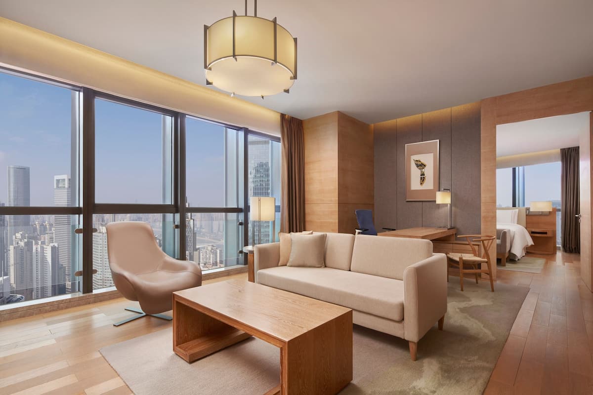 executive suite, 1 bedroom | living room | lcd tv