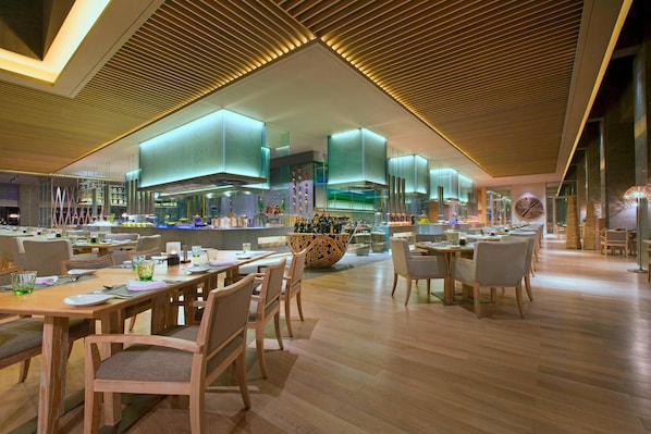 3 restaurants, breakfast, lunch, dinner served; Chinese cuisine