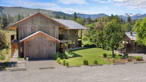 Standard Room, 1 Queen Bed, Non Smoking | Balcony view - Mt Gardner Inn (Winthrop)