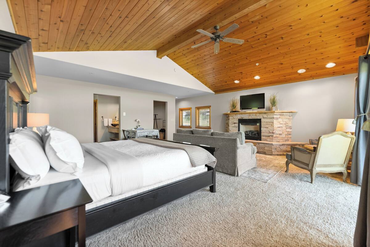 luxury studio suite, fireplace, mountain view | individually decorated, individually furnished, desk, laptop workspace